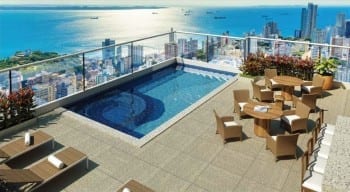 Perspectiva da piscina do apartamento cobertura da Mansão Bahiano de Tênis, 3 e 4 suítes na Graça