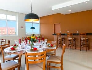 Elegante espaço gourmet do Paradise Residence com mesa posta e decoração requintada.