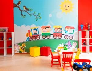 Brinquedoteca vibrante no Paradise Residence com mural colorido e mobiliário infantil.