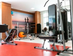 Academia moderna do Paradise Residence equipada com máquinas de musculação e decoração inspiradora.