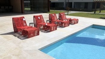 Foto das cadeiras da piscina