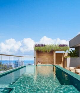 Piscina no rooftop do Barra Conceito, com borda infinita e vista panorâmica do mar e da cidade de Salvador, acompanhada de um espaço gourmet.