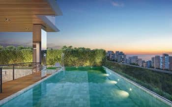 Vista deslumbrante da piscina com raia de 18 metros no ONE Morro do Gavazza, um refúgio de luxo na Barra, Salvador.