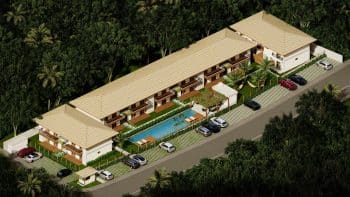 Vista aérea do Condomínio Villa dos Coqueiros, mostrando casas com telhados bege, piscina central, carros estacionados e cercado por vegetação densa.