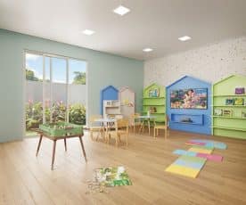 Uma brinquedoteca alegre e colorida com áreas de brincadeira e estudo, grandes janelas com vista para o jardim, paredes decoradas e mobiliário infantil.