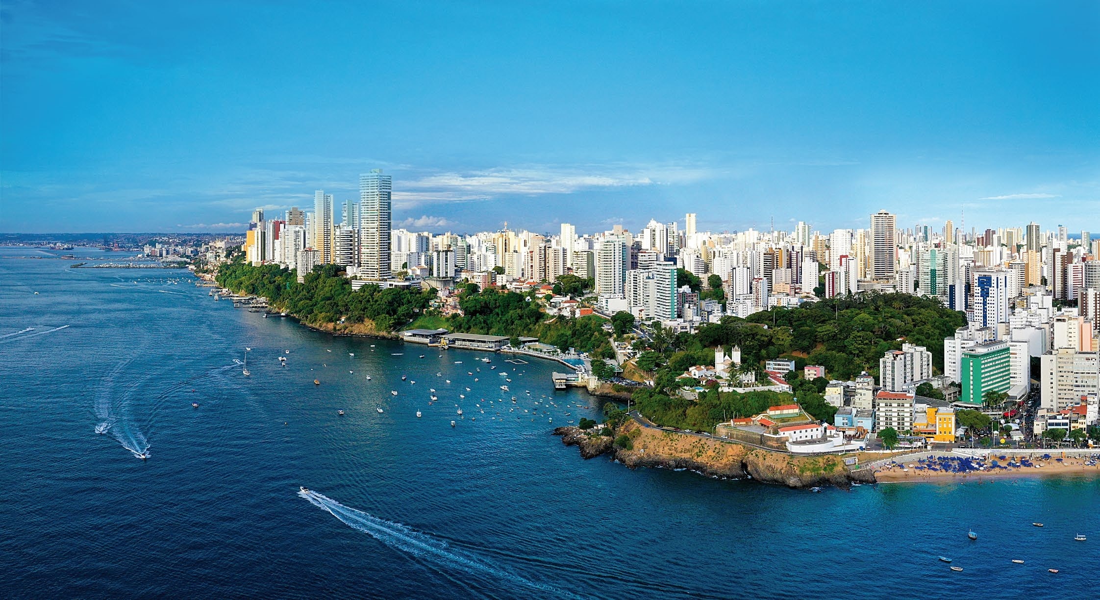 Vista aérea da Ladeira da Barra em Salvador, mostrando o Yacht Clube da Bahia, o litoral e a paisagem urbana.