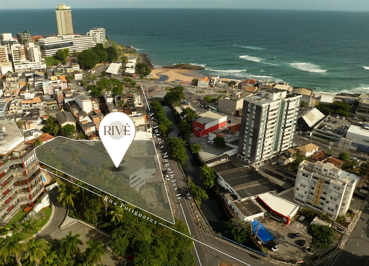 Imagem aérea destacando a localização do empreendimento Rive, situado a 200 metros do mar, com vista para a praia e rodeado por uma área urbana.