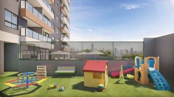 Imagem do parque infantil do empreendimento IBIZA HOME & LIVING em Brotas, Salvador, mostrando um espaço ao ar livre com brinquedos coloridos, casinha de brinquedo, escorregador, gira-gira, bancos e uma cerca de proteção.