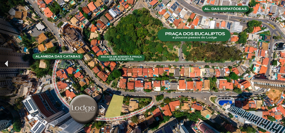 Imagem aérea mostrando a localização do Lodge Caminho das Árvores, destacando a proximidade com a Praça dos Eucaliptos. A imagem também mostra as ruas e áreas residenciais ao redor, incluindo a Alameda das Catabas e a Alameda das Espatódeas.