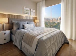 Imagem de uma suíte master decorada com tons neutros e elegantes. A cama está coberta com roupas de cama em tons de cinza, e há abajures nas mesas de cabeceira de ambos os lados. Uma grande janela oferece uma vista panorâmica da cidade.