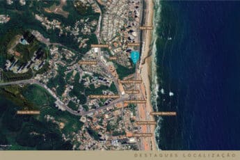 Mapa aéreo mostrando a localização do La Mar Jaguaribe, próximo à praia e pontos de referência como o Parque de Pituaçu, Hiper Ideal e Salvador Beach Club.