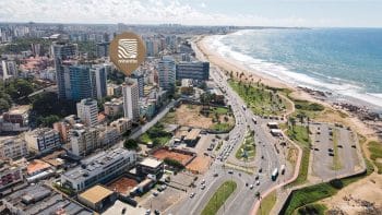 Vista aérea da localização do Mirantte no bairro Costa Azul, Salvador, mostrando a proximidade com a praia e a área urbana ao redor.