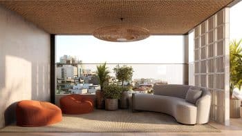 Lounge do Mirantte, decorado com sofás modernos, poltronas aconchegantes e plantas, oferecendo uma vista panorâmica da cidade.