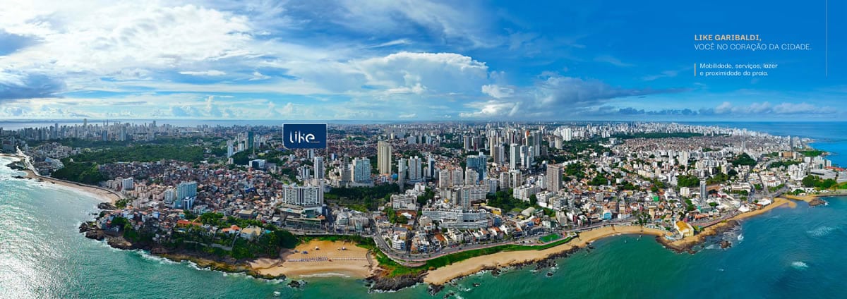 Vista aérea panorâmica de Salvador, destacando a localização do Like Garibaldi, próximo à praia e ao centro da cidade.