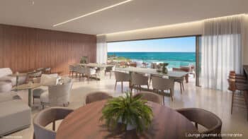 Imagem do lounge gourmet com mirante no ZAI Barra, com decoração sofisticada, mesas amplas e uma vista deslumbrante para o mar.