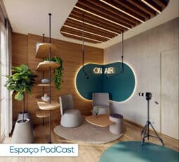 Espaço Podcast do RIVAGE Piatã, com design contemporâneo, painel iluminado com a frase "ON AIR", microfones suspensos, móveis confortáveis e decoração com plantas.