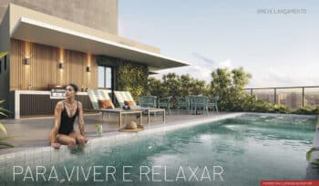 Mulher relaxando à beira da piscina no rooftop de URBAN HOME Pituba, com vista para a cidade ao fundo, rodeada por mobiliário moderno e áreas verdes.