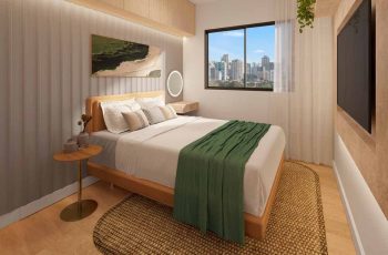 Perspectiva do quarto do Vivai São Rafael em Salvador, com cama de casal, decoração moderna, iluminação suave e janela ampla com vista para a cidade.