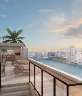 Imagem do rooftop do Imbuí Class, com piscina de borda infinita, área gourmet e espreguiçadeiras, oferecendo uma vista deslumbrante da cidade de Salvador.