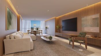 Living do Elleve Horto com sofá branco, painel de madeira, TV ampla, poltrona de design, sala de jantar ao fundo e vista para o mar a partir da varanda