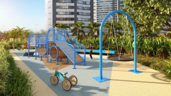 Parque infantil do Elleve Horto com brinquedos coloridos, escorregador, balanço e piso emborrachado, cercado por vegetação e prédios ao fundo