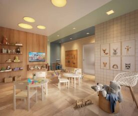 Espaço infantil com brinquedos, mesas e decoração lúdica na brinquedoteca do Sevilha Residencial