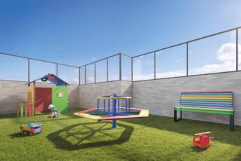 Área externa com grama, brinquedos coloridos e criança brincando no parque infantil do Sevilha Residencial