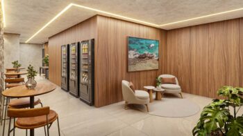 Imagem da área Grab & Go com vending machines e espaço de convivência decorado no Residencial Ilha de Maui – Pedra do Sal.