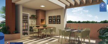 Espaço gourmet com churrasqueira do Residencial Eloisio Sobral da Silveira, com mesas, cadeiras e decoração aconchegante ao ar livre.