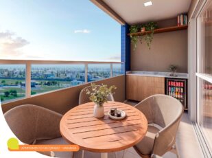 Varanda decorada do Summer Barra com mesa redonda, cadeiras aconchegantes, bancada com frigobar e vista panorâmica da região.
