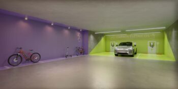 Área interna do Residencial Ilha de Maui com bicicletário em roxo e estação de recarga verde para carros elétricos, com veículo estacionado.