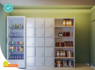 Ambiente de delivery do Summer Barra com armários numerados, prateleiras com encomendas e refrigerador para bebidas e alimentos.