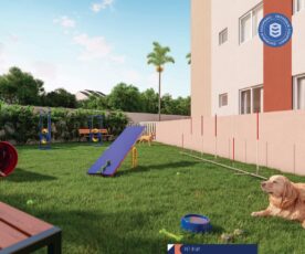 Espaço Pet Play do Residencial Eloisio Sobral da Silveira com gramado, obstáculos, túneis, rampas e cachorros em área cercada.