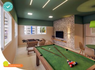 Salão de jogos do Summer Barra com mesa de sinuca, pebolim, puffs, TV, iluminação moderna e parede decorada com revestimento em pedra.