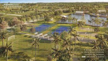 Perspectiva aérea da Arena de Esportes do Riviera Praia do Forte, com campo de futebol, quadras de tênis, quadras de areia e áreas verdes.