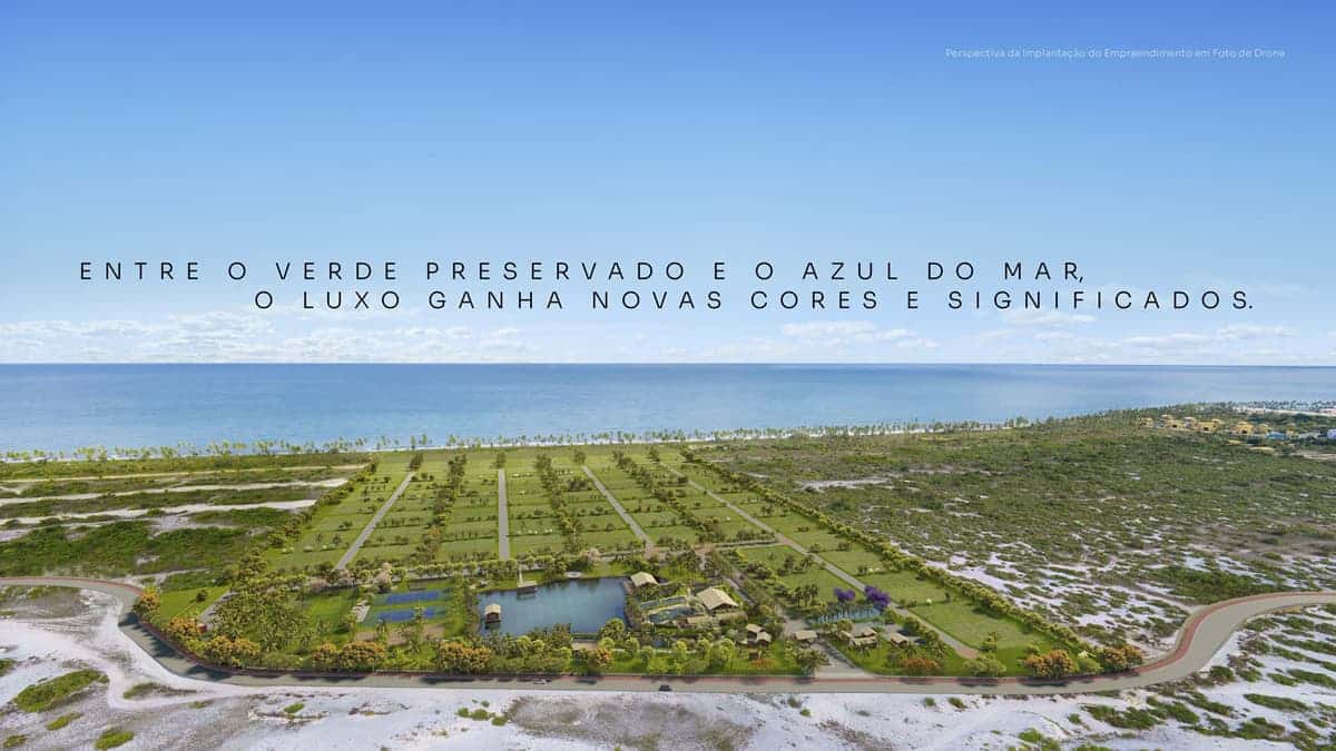Perspectiva aérea do Riviera Praia do Forte, mostrando os lotes, áreas verdes preservadas e a proximidade com o mar.