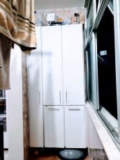 Armário branco na área de serviço do apartamento usado 3 quartos no Garcia, ideal para organização de utensílios e mantimentos.