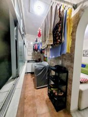 Área de serviço do apartamento usado 3 quartos no Garcia, com máquina de lavar, armário, varal suspenso e iluminação natural.