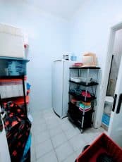 Dependência de empregada do apartamento usado 3 quartos no Garcia, em Salvador, com armário, prateleiras organizadoras e acesso ao banheiro.