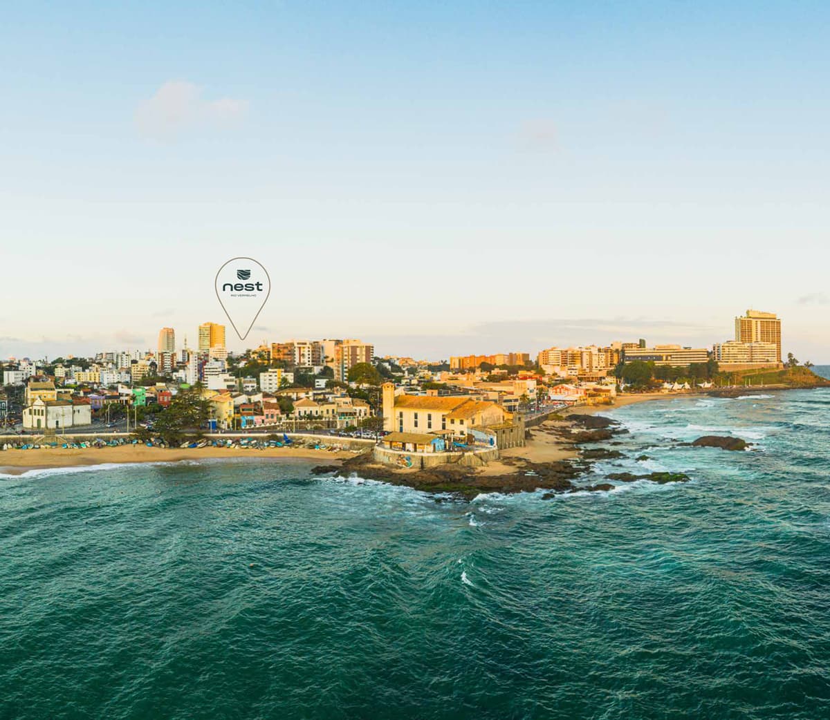 Vista panorâmica do bairro Rio Vermelho em Salvador, destacando a localização privilegiada do empreendimento NEST próximo ao mar.