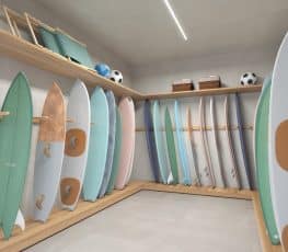 Perspectiva ilustrada da guardeira de pranchas do Nouvelle Blues – Jaguaribe, com espaço organizado para pranchas de surfe e acessórios esportivos.