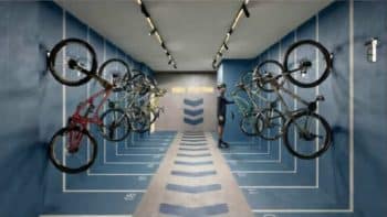 Perspectiva ilustrativa do bicicletário do Smart Ipanema em Salvador, com estrutura organizada, vagas numeradas e espaço para mais de 120 bicicletas.