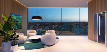Perspectiva do lobby do NEST Rio Vermelho, com design moderno, mobiliário elegante e vista panorâmica da cidade.