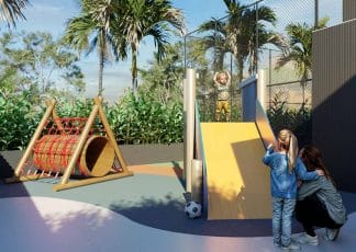 Perspectiva do parque infantil do NEST Rio Vermelho, com escorregador, brinquedos ao ar livre e crianças brincando em área segura.