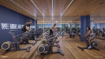 Perspectiva da sala de spinning do Smart Ipanema com bicicletas ergométricas e ambiente sofisticado para treinos intensos.