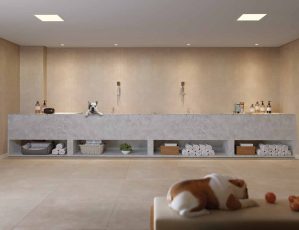 Espaço Pet Care do Residencial Florença com bancada de banho, nichos organizadores, iluminação embutida e ambiente moderno para cuidados com animais.