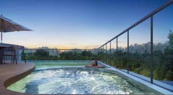 Hidromassagem do Lumio Jardim Apipema em Salvador, localizada no rooftop, com vista panorâmica e ambiente relaxante ao pôr do sol.