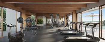 Academia equipada do Gal Urban Beach Living com esteiras, equipamentos de musculação e vista panorâmica para o mar