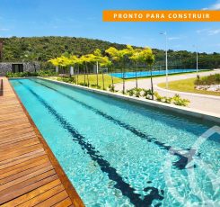 Piscina com raia cercada por jardim e sauna integrada à área de lazer do Reserva Byom, em Busca Vida.