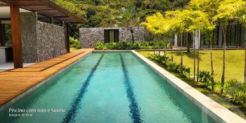 Piscina com raia do Reserva Byom ao lado de áreas verdes e quadra poliesportiva, em condomínio pronto para construir.